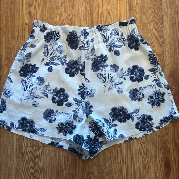 Lush blue&white floral shorts - Picture 4 of 9